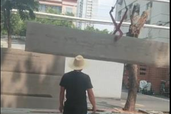 水泥板围墙施工后的维护防倾倒小技巧 水泥板围墙施工后的维护防倾倒小技巧