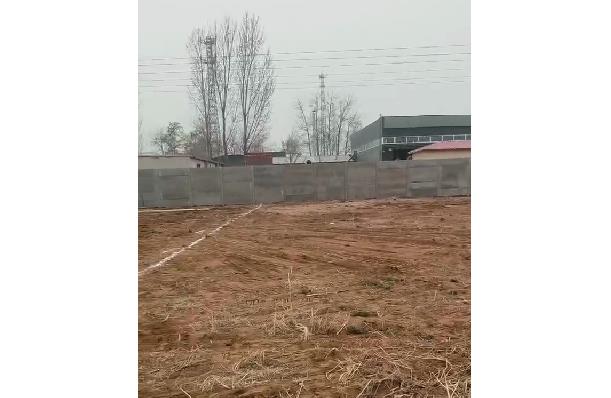 开封工厂用预制水泥板快速完成2米高围墙建设 开封工厂用预制水泥板快速完成2米高围墙建设