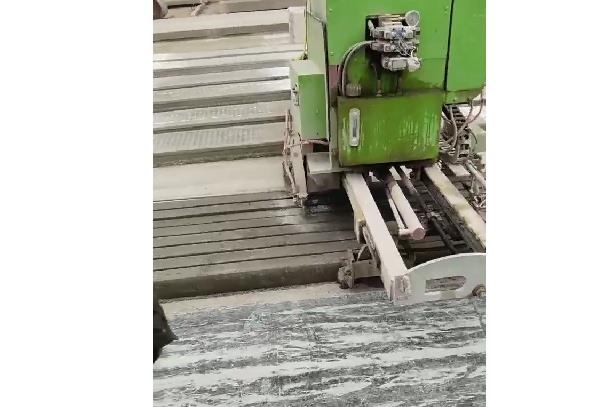 水泥板围墙水泥立柱工厂切割成型实景图 水泥板围墙水泥立柱工厂切割成型实景图