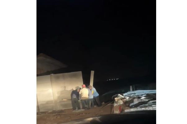 水泥板围墙夜间施工效果图